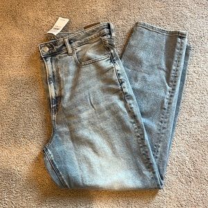 NWT American eagle light wash high rise straight leg jeans. Size 14.